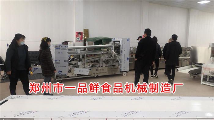 郟縣老客戶對(duì)一品鮮第六代自循環(huán)揉壓機(jī)非常滿意(圖4) 郟縣老客戶對(duì)一品鮮第六代自循環(huán)揉壓機(jī)非常滿意(圖4)