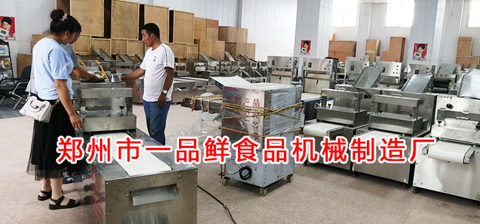 師傅演示機(jī)器操作 師傅演示機(jī)器操作