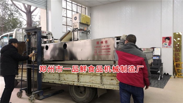 燴面機(jī)裝車中 燴面機(jī)裝車中