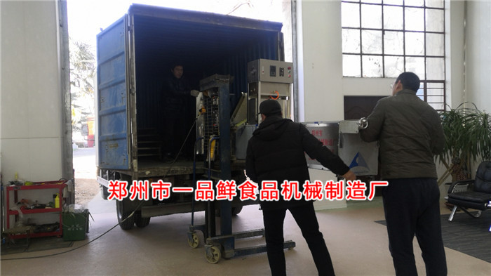 燴面機設(shè)備即將裝車完畢 燴面機設(shè)備即將裝車完畢