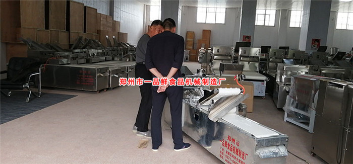 客戶(hù)訂購(gòu)燴面機(jī)開(kāi)始調(diào)試 客戶(hù)訂購(gòu)燴面機(jī)開(kāi)始調(diào)試