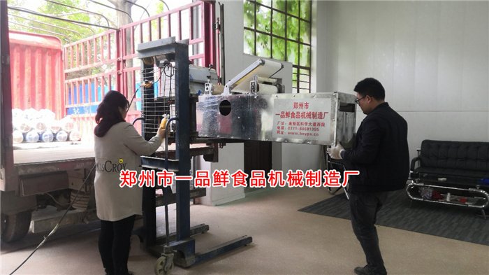 面館燴面機(jī)裝車中 面館燴面機(jī)裝車中