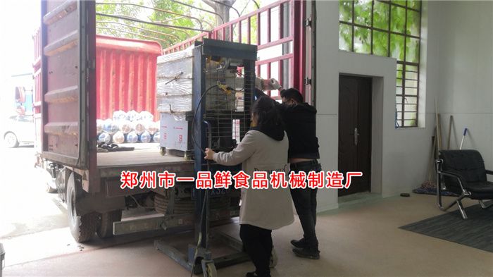 燴面機(jī)配套設(shè)備裝車 燴面機(jī)配套設(shè)備裝車