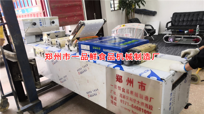 多功能成型機設(shè)備裝車中 多功能成型機設(shè)備裝車中